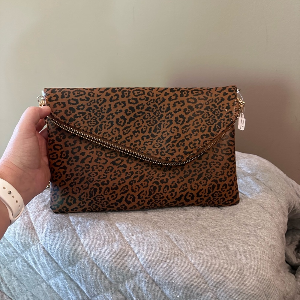 Women’s faux leather Leopard 🐆 print clutch/crossbody